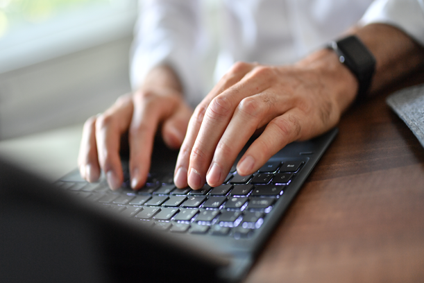 Männerhände auf einer Tastatur