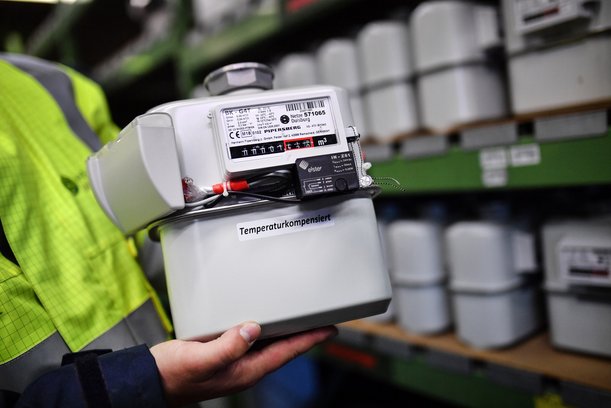 Prüfstellendienstleistung Gaszähler Gaszähler in der Hand eines Mitarbeiters